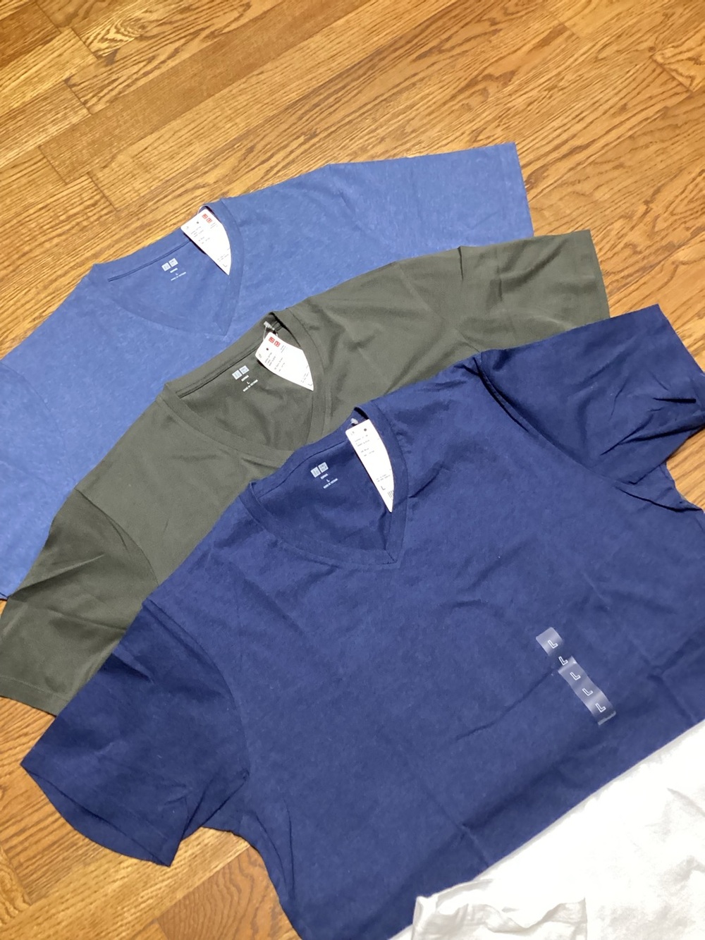 Uniqlo Classic 100% cotton V neck short sleeve tee bundle size Large - Picture 6 of 7